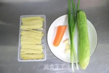 Make A cucumber collide step 0