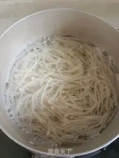 Make Little pepper with golden needle mushrooms step 1