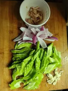 Make Onion meat chops and bitter melons step 0
