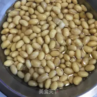 Make Mushrooms, beans, chicken legs step 0
