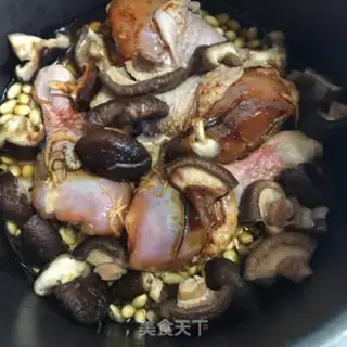 Make Mushrooms, beans, chicken legs step 3