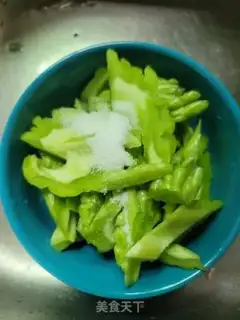 Make Onion meat chops and bitter melons step 1