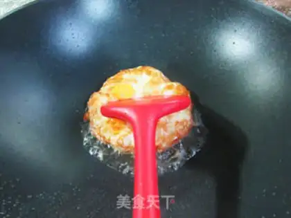 Make Fried eggs, fried fruit step 1