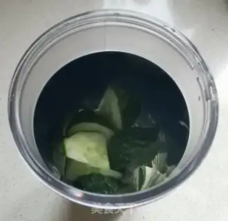 Make cucumber juice step 1
