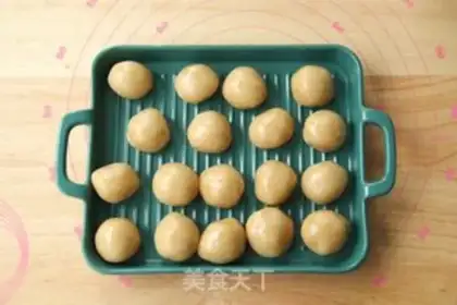 Make pineapple bean salsa mooncake step 5