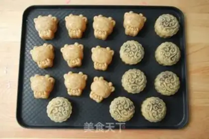 Make pineapple bean salsa mooncake step 12