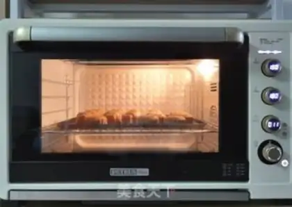 Make pineapple bean salsa mooncake step 17