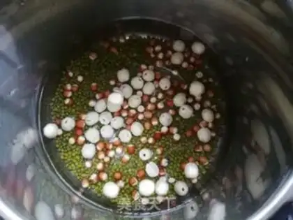 Make The green bean with a lotion soup step 1