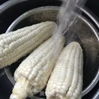 Make Water boiled corn step 1
