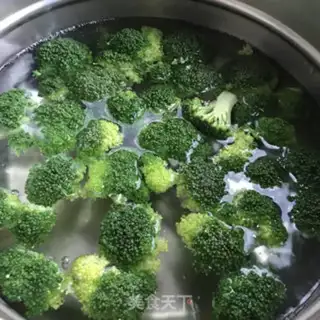 Make ♪ Burn the broccoli ♪ step 1