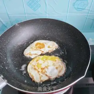 Make Fried omelet noodles step 4