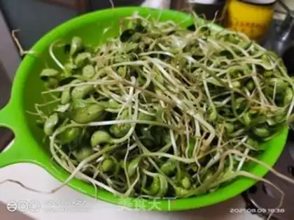 Make Ham and black bean sprouts step 1