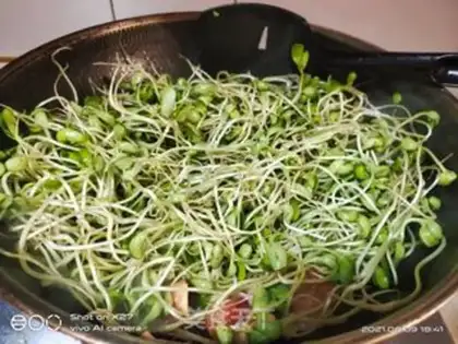 Make Ham and black bean sprouts step 3