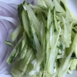 Make cucumber onion eggcake step 2