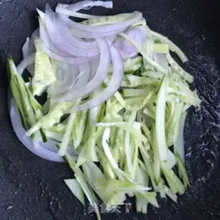 Make cucumber onion eggcake step 4