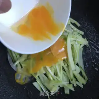 Make cucumber onion eggcake step 5