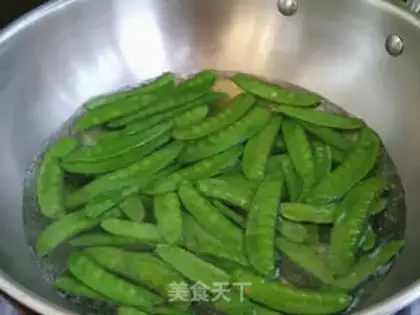 Make Egg fried Dutch beans step 1