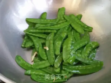 Make Egg fried Dutch beans step 4