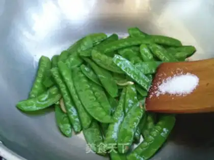 Make Egg fried Dutch beans step 5