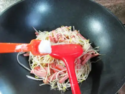 Make Roasted ham and green bean sprouts step 4