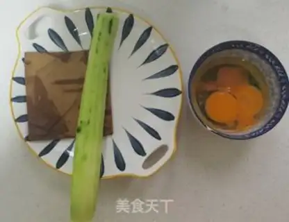 Make cucumber eggs fried fragrance step 0