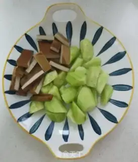 Make cucumber eggs fried fragrance step 1
