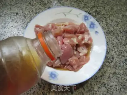 Make Sphinx four-season bean fried chicken leg meat step 1