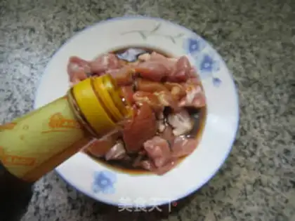 Make Sphinx four-season bean fried chicken leg meat step 2