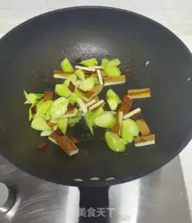 Make cucumber eggs fried fragrance step 6