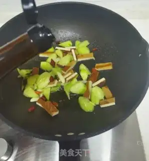 Make cucumber eggs fried fragrance step 7