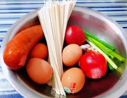 Make Eggs and tomato sausage noodles step 0