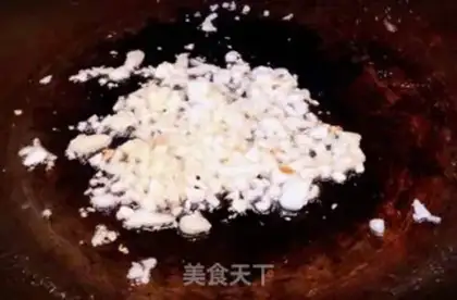 Make Eggs and tomato sausage noodles step 5