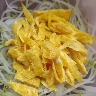 Make Egg-skin green bean sprouts step 10