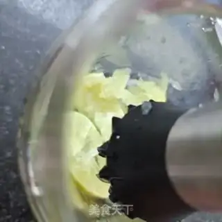 Make Squeeze lemon and make tea step 5