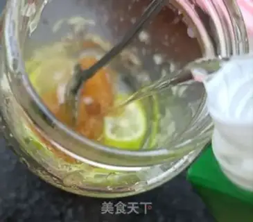 Make Squeeze lemon and make tea step 9
