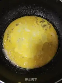 Make Scrambled eggs step 1