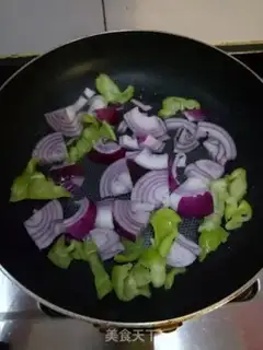 Make Pepper onion egg noodles step 2
