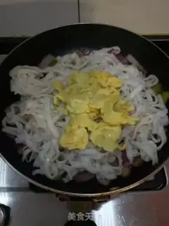 Make Pepper onion egg noodles step 4