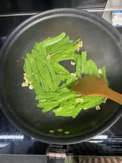 Make Garlic sausage Dutch beans step 5