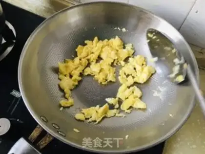 Make Eggs and tomatoes step 1