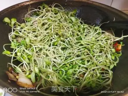 Make Five flowers and black bean sprouts step 3