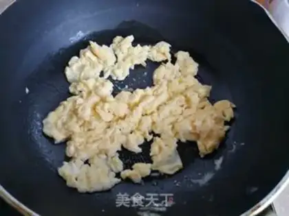 Make Smelt shrimp fried eggs step 3