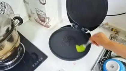 Make Egg-fried bread step 0