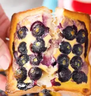 Make Blueberry rock cheese toast step 5