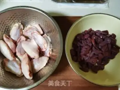 Make Little chicken wings, red mushrooms step 0