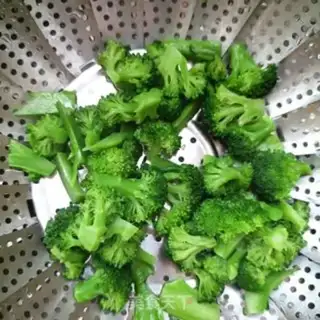 Make Orchid sausage salad step 8