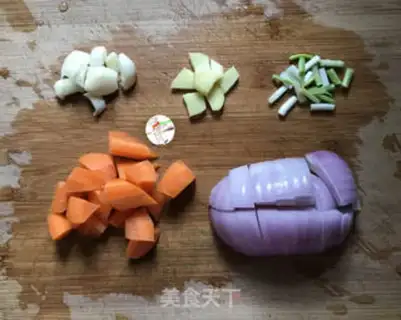 Make Curry chicken and potatoes step 1