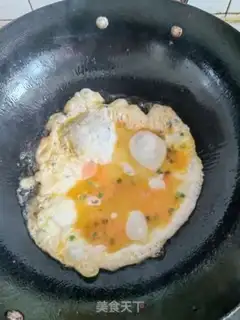 Make Tomato fried eggs step 1