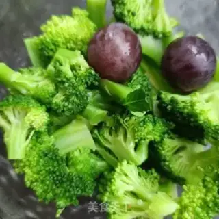 Make Orchid sausage salad step 11