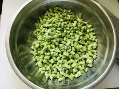 Make Soybeans with fried eggs step 1
